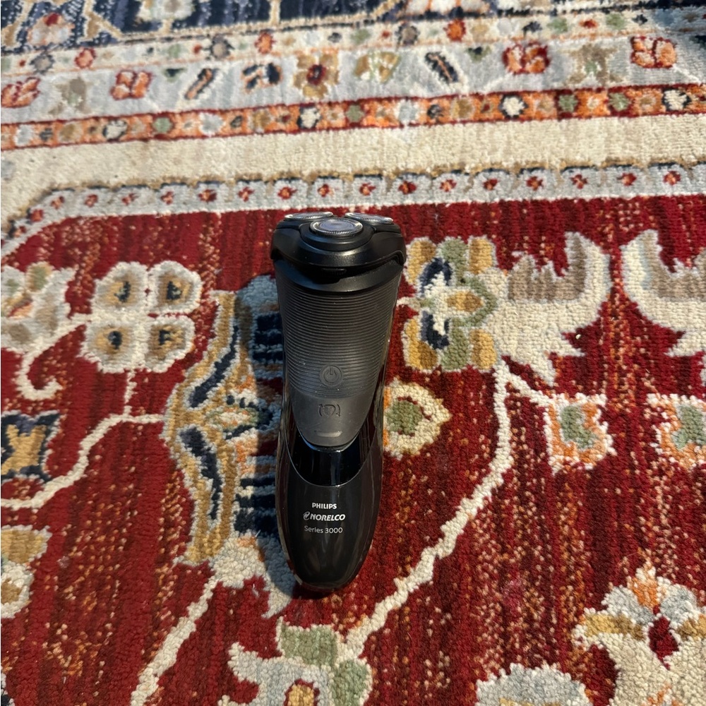 Philips Norelco Series 3000 Shaver Tested Black